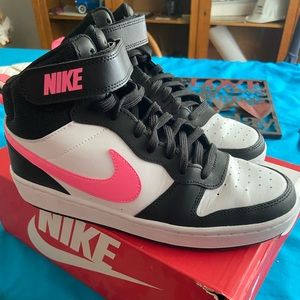 EUC Nike Court Borough 7 Youth